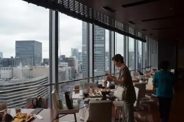 <p>บรรยากาศภายในร้านที่สามารถมองเห็นวิวรอบโตเกียวได้</p>
