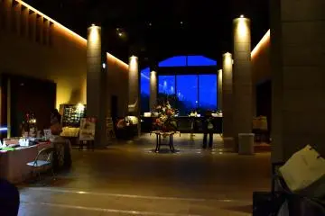 황혼의 낭만적인 호텔 로비