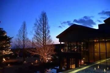 황혼 때의 호텔의 경치