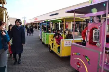 아웃렛 몰을 달리는 컬러풀한 열차. 어린이들이 즐거워 보인다