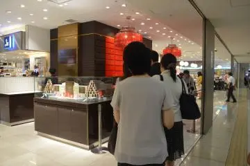<p>จำนวนคนรอต่อแถวซื้อตั้งแต่ห้างเปิดทำการ</p>
