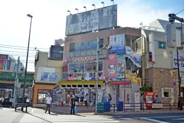 <p>ที่นี่ตลอดสองข้างทางเต็มไปด้วยร้านค้า ร้านอาหารกลิ่นอายเกาหลีแท้ๆ</p>

