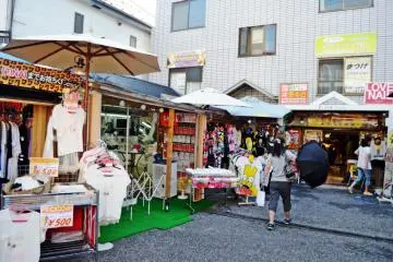 <p>บูทร้านเล็กๆขายเสื้อผ้าสไตล์เกาหลี</p>
