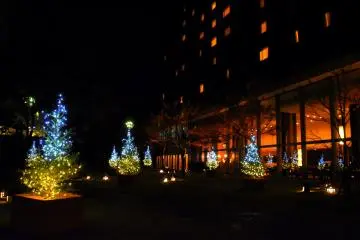 The Christmas illumination at Grand Prince Hotel New Takanawa. The building on the right is Takanawa Prince Hotel.
