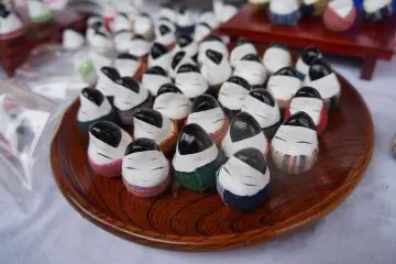 <p>A variant of the traditional okiagarikoboshi, decorated with Aizu "momen," a woven cloth from the area.</p>
