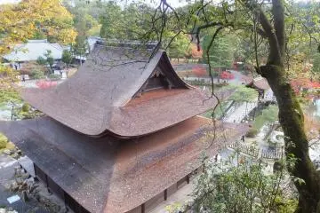 <p>Pemandangan dari atas bangunan kuil.</p>
