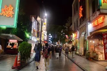 <p>คนจะเริ่มพลุกพล่านตอนกลางคืนค่ะ</p>
