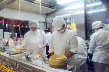 <p>เชฟชาวจีนยืนบรรจงปั้นเซี่ยวหลงเปา</p>

