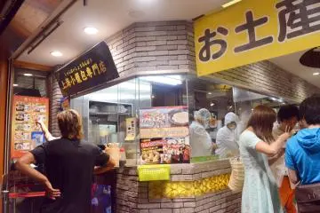 <p>ร้านนี้คนยืนรอต่อแถวซื้อกันหน้าร้านเลย</p>
