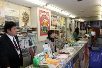<p>Visitors to Nara receive service at the Nara City Tourist Information Center's Kintetsu Nara Station Office</p>
