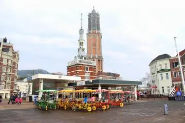 <p>Many rental cycles under the tall tower</p>
