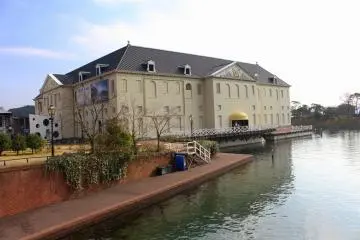 <p>It looks as though a real European <span class="redtext">chateau beside a lake!</span></p>
