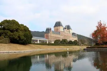 <p>Another <span class="redtext">chateau beside the lake</span></p>

