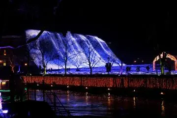 <p>''Waterfall of Light"; this latest feature of the park is 66 meters high!</p>
