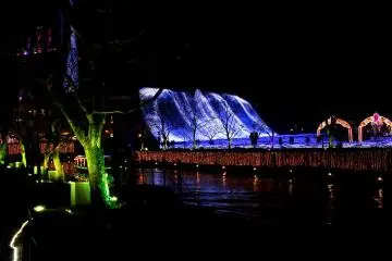 <p>Looking at ''Waterfall of light"</p>
