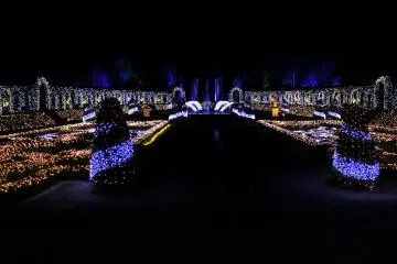 <p>The palace of light. It's said to be the most romantic place in Huis Ten Bosch.</p>
