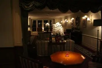 <p>The hotel lounge has a European feel to it</p>
