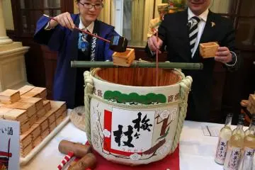 <p>On New Year's Day, the celebration sake is offered to the hotel guests</p>
