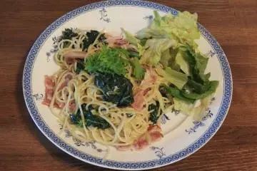 <p>Walaupun kekhususannya adalah makanan vegetarian, saya menikmati pasta dengan bayam dan daging babi asap yang lezat untuk makan siang</p>
