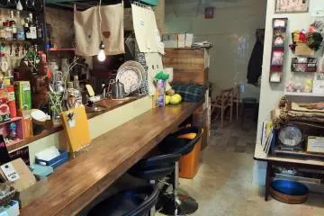 <p>Duduk di counter jadi Anda bisa dengan mudah mengobrol dengan Miki</p>
