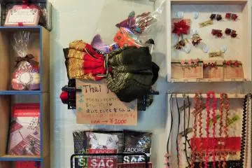 <p>Miki juga memiliki beberapa barang kerajinan yang dijual di kafe</p>
