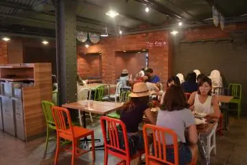 <p>ผู้คนจะมานั่งชิลกันที่นี่</p>
