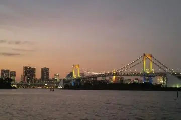 มองกลับไปยังสะพานสายรุ้ง ไฟประดับสะพานที่มีชื่อเสียงส่องประกายขึ้นเรียบร้อยแล้ว