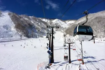 <p>Pemandangan dari ski lift</p>

