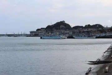 <p>ศาลเจ้าชินโตที่ตั้งอยู่บนเนินเขา คอยปกป้องเรือที่ออกไปในทะเล</p>
