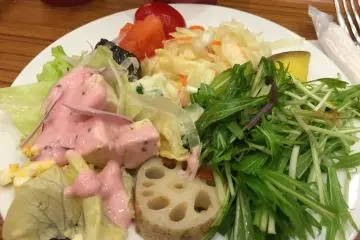 <p>Yang pertama dari beberapa piring yang berasal dari pojok salad.</p>

