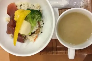 <p>Mangkuk nasi sayur dan tuna muncul beserta sup miso.</p>
