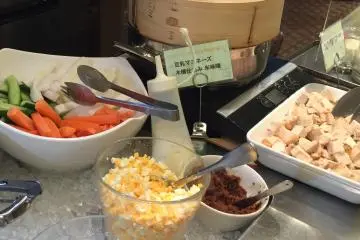 <p>Makanan di pojok salad begitu sehat dan segar.</p>
