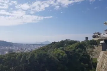 <p>La vue au moment de la construction du ch&acirc;teau devait &ecirc;tre tr&egrave;s diff&eacute;rente mais elle reste magnifique</p>
