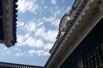 <p>Admirez ce ciel bleu !</p>
