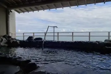 Another hot spring pool right by the ocean at Hotel Koushuen in Wajima Onsen Resort
