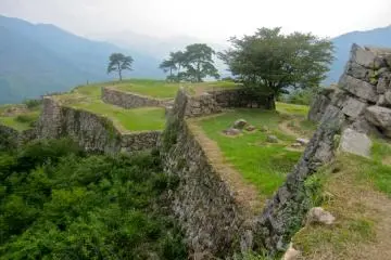 Walls, turrets and other structures just below the hon maru