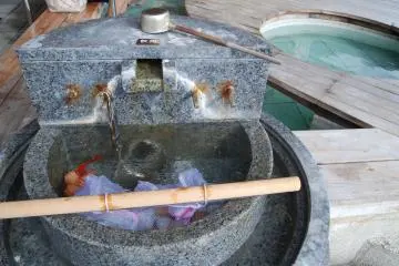 <p>Merebus telur di onsen umum di Wakura Hot Spring Resort</p>
