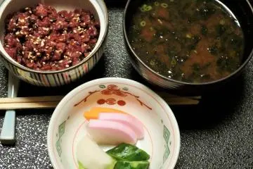 <p>Rice, miso soup, and pickles were served&nbsp;toward the end.</p>

