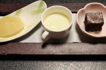 <p>A tasty trio of mini desserts</p>
