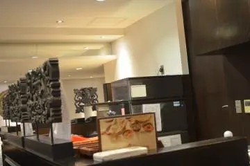 <p>บรรย่ายกาศภายในร้านตกแต่งให้ดูเป็นอินเดียโมเดิร์น</p>
