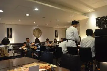 <p>มีผู้คนเข้ามารับประทานจำนวนมาก</p>
