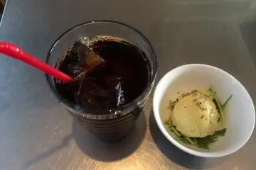 <p>Iced coffee dan potato salad yang enak</p>
