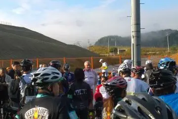 Greg Lemond speaking to the crowd at the start of the Tour de Sanriku in Rikuzentakada