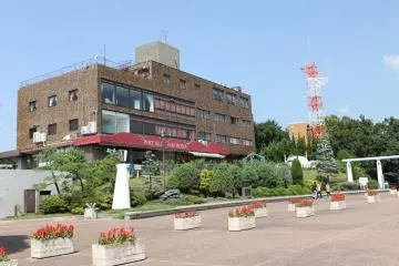 Opposite the arc-shaped viewing shed is the Yokohama Port Hill building, where it stood proud red! (Photo: Tyra 'nell Pille)
