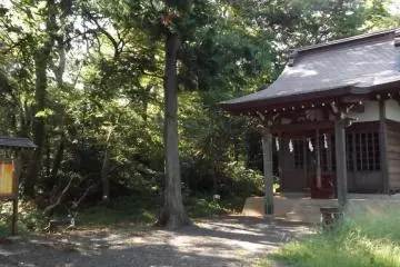 <p>The small, simple shrine on the lower paths</p>
