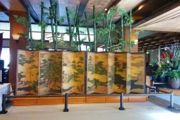 <p>A beautiful folding screen greets visitors</p>

