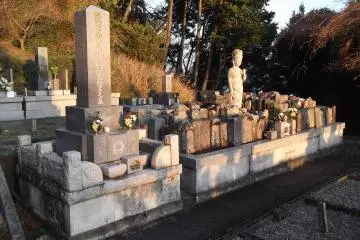 <p>The walk takes you through a temple graveyard</p>
