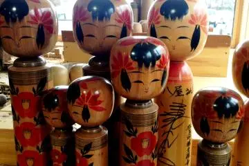 The local handicraft stores are famous for&nbsp;kokeshi&nbsp;dolls (Photo: Justin Velgus / JT)