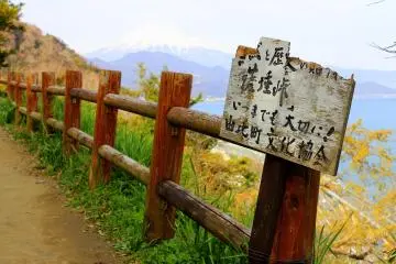 The wooden fence added a wonderful contrast to the green grass and the view below