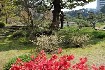 สวนใช้เวลาเดินเพียง 1 นาทีจากทางออกทางทิศเหนือของสถานี Hamamatsucho และเดินเพียง 5 นาทีจากสถานี Daimon
